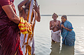 Betende und badende Pilger an den Ghats des Ganges, Varanasi, Uttar Pradesh, Indien.