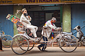 Rikscha, in der Godowlia Road, Innenstadt, Varanasi, Uttar Pradesh, Indien.