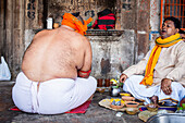 Betende Männer, im Ghat des Yamuna-Flusses, Vrindavan, Mathura, Uttar Pradesh, Indien