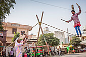 Show, Straßenkünstler und Spontanfotograf, Straßenszene, im historischen Zentrum, Vrindavan, Mathura, Uttar Pradesh, Indien