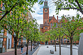 Oozells Square, im Hintergrund die Ikon-Galerie, Birmingham, England