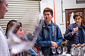 Gin-Verkostung durch Danny Cameron in der Dyfi-Destillerie, handwerklich hergestellter Gin von Pete Cameron und Danny Cameron, Corris, Machynlleth, Wales