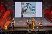 Julia Donaldson und Catherine Rayner bei der Aufführung von The Go-Away Bird auf dem Hay Festival, Hay on Wye, Wales