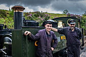 Feuerwehrleute, Vale of Rheidol Steam Railway, im Bahnhof Devil's Bridge, in der Nähe von Abertsywyth, Ceredigion, Wales