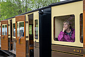 Touristen, Wagen der dritten Klasse auf dem Bahnsteig der Devil's Bridge Station, Vale of Rheidol Steam Railway, in der Nähe von Abertsywyth, Ceredigion, Wales