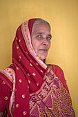 Frau Parvathy (Witwe), im Ma Dham Ashram für Witwen der NGO Guild for Service, die NGO schlägt Witwen vor, farbenfrohe Kleidung zu tragen, Vrindavan, Bezirk Mathura, Indien