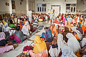 Witwen, die in einem Balaji-Ashram beten, Vrindavan, Mathura-Distrikt, Indien