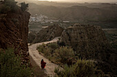 Frau beim Wandern. Badlands von Guadix, Guadix, Geopark von Granada, Granada, Andalusien, Spanien