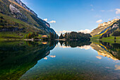 Berggasthaus Seealpsee spiegelt sich bei Sonnenuntergang im Sommer, Wasserauen, Kanton Appenzell Innerrhoden, Alpstein, Schwende, Schweiz, Westeuropa