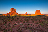 Sonnenuntergang im Monument Valley, Utah, Arizona, Nordamerika, USA