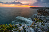 Blick auf die Klippen in der Area recreativa de Guadamia und Los Bufones de Pria bei Sonnenaufgang, Ribadesella, Asturien, Spanien, Westeuropa