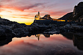 Chiesa di San Pietro beleuchtet und reflektiert bei Sonnenuntergang von Isola Palmaria, Portovenere, La Spezia, Ligurien, Italien, Südeuropa