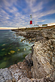 Portland Bill Lighthouse bei Sonnenuntergang, Isle of Portland, Dorset, Vereinigtes Königreich, Nordeuropa