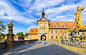 Ein Tourist geht über die Brücke zur Sammlung Ludwing Rathaus bei Sonnenaufgang, Bamberg, Bayern, Oberfranken, Deutschland, Deutschland, Westeuropa