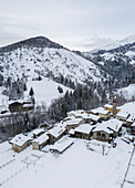 Luftaufnahme des kleinen Dorfes Rusio nach einem Winterschneefall. Rusio, Castione della Presolana, Seriana-Tal, Bezirk Bergamo, Lombardei, Italien.