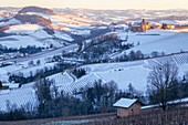 Sonnenuntergang auf dem Castello di La Volta im Winter von La Morra aus. Barolo, Weinregion Barolo, Langhe, Piemont, Italien, Europa.