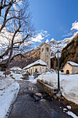 Blick auf die alte Kirche von Staffa, Santa Maria Assunta, im Winter. Macugnaga, Anzasca-Tal, Provinz Verbano Cusio Ossola, Piemont, Italien.