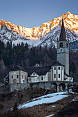Blick auf die Chiesa Monumentale von San Gaudenzio in Baceno mit dem Pizzo del Forno und dem Pizzo di Pioda im Hintergrund. Valle Antigorio, Verbano Cusio Ossola, Piemont, Italien.