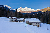 Luftaufnahme der Berge Ferrante und Ferrantino während eines Wintersonnenuntergangs von Baite del Moschel, Oltressenda Alta, Valzurio, Val Seriana, Bezirk Bergamo, Lombardei, Italien.