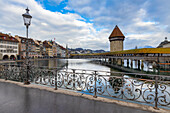 Blick auf die Kapellbrücke und den Wasserturm vom rathaussteg aus, der sich in der Reuss spiegelt. Luzern, Kanton Luzern, Schweiz.