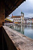 Blick auf die Kapellbrücke und die Jesuitenkirche im Spiegel der Reuss. Luzern, Kanton Luzern, Schweiz.