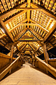 Blick auf den Holzsteg der Spreuerbrücke bei Nacht mit den Bildern des Totentanz-Zyklus von Kaspar Meglinger. Luzern, Kanton Luzern, Schweiz.