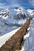 Blick auf den Morasco-See und den Staudamm von der Straße zur Maria-Luisa-Hütte und dem Formazza-Hochtal. Weiler Riale, Riale, Formazza, Valle Formazza, Verbano Cusio Ossola, Piemont, Italien.