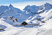 Blick auf die Maria-Luisa-Hütte im Hochtal von Formazza im Winter. Riale, Formazza, Valle Formazza, Verbano Cusio Ossola, Piemont, Italien.