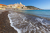 Blick auf die bunte Stadt und den Strand von Cervo. Cervo, Provinz Imperia, Riviera di Ponente, Ligurien, Italien, Europa.