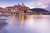 Blick auf die bunte Stadt und den Strand von Cervo bei Sonnenaufgang. Cervo, Provinz Imperia, Riviera di Ponente, Ligurien, Italien, Europa.