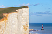 Blick auf Beachy Head, eine Landzunge aus Kreide in East Sussex, unmittelbar östlich der Seven Sisters und ihres Leuchtturms. Eastbourne, Ost-Sussex, Südengland.