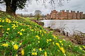 Blick auf das Schloss Herstmonceux, Herstmonceux, East Sussex, Südengland, Vereinigtes Königreich.