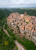 Luftaufnahme der Altstadt von Pitigliano, genannt "das kleine Jerusalem". Bezirk Grosseto, Toskana, Italien, Europa.