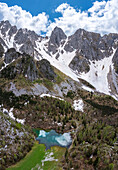 Luftaufnahme der Campelli di Schilpario, des Campelli-Sees und des Cimone della Bagozza im Frühling. Schilpario, Val di Scalve, Bezirk Bergamo, Lombardei, Italien, Südeuropa.