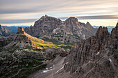 Blick auf die Locatelli-Hütte, den Toblinger Knoten, die Dreischusterspitze, den Frankfurter Wurstel und den Paterknofel in der Morgendämmerung. Sexten, Dolomiten, Südtirol, Trentino Südtirol, Italien.