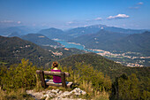 Blick vom Gipfel des Poncione di Ganna auf den Kanton Tessin in der Schweiz und den Luganer See. Cuasso al Monte, Bezirk Varese, Lombardei, Italien.