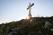 Blick auf das Kreuz auf dem Gipfel des Poncione di Ganna, Valganna-Tal. Cuasso al Monte, Bezirk Varese, Lombardei, Italien.