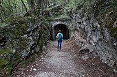 Blick auf einen Wanderer, der die Bunker und Artilleriestellungen im Inneren des Monte Orsa und des Monte Pravello betritt, die Teil der Linea Cadorna sind. Viggiù, Bezirk Varese, Lombardei, Italien.