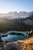 Luftaufnahme des Karersees im Herbst bei Sonnenaufgang. Karersee, Dolomiten, Südtirol, Trentino Südtirol, Italien.