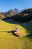 Luftaufnahme der Ranui-Kirche mit der Geislergruppe im Hintergrund. Santa Magdalena Val di Funes, Fünser Tal, Bozen, Südtirol, Trentino Südtirol, Italien.