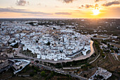 Luftaufnahme der weißen Stadt Ostuni bei Sonnenuntergang. Bezirk Brindisi, Apulien, Italien, Europa.