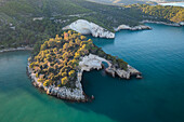 Luftaufnahme des Arco di San Felice an der Küste bei Vieste. Gargano, Bezirk Foggia, Apulien, Italien.