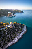 Luftaufnahme von Arco di San Felice und dem Turm von San Felice an der Küste bei Vieste. Gargano, Bezirk Foggia, Apulien, Italien.