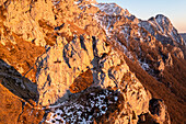Luftaufnahme des natürlichen Felsbogens Porta di Prada mit dem Berg Grigna Settentrionale im Hintergrund bei Sonnenuntergang. Grigna Settentrionale(Grignone), Mandello del Lario, Lombardei, Italien.