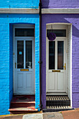 Blick auf die Türen der bunten Häuser in der Blaker street, Brighton, East Sussex, Südengland, Vereinigtes Königreich.