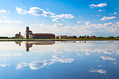 Blick auf reflektierende Wolken auf den Reisfeldern des Fürstentums Lucedio. Trino Vercellese, Bezirk Vercelli, Piemont, Italien.
