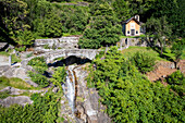 Luftaufnahme der Kirche und des Wasserfalls von Santa Petronilla in der Gemeinde Biasca. Biasca, Bezirk Riviera, Kanton Tessin, Schweiz.