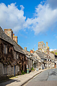 Blick auf die Altstadt und die Ruinen von Corfe Castle. Dorset, England, Vereinigtes Königreich.