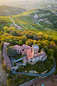 Luftaufnahme eines sommerlichen Sonnenuntergangs über dem Schloss Cigognola. Cigognola, Oltrepo Pavese, Bezirk Pavia, Lombardei, Italien.