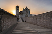 Piazza inferiore di San Francesco, Basilika des Heiligen Franz von Assisi (Basilica di San Francesco d'Assisi) Assisi, Umbrien, Italien, Europa